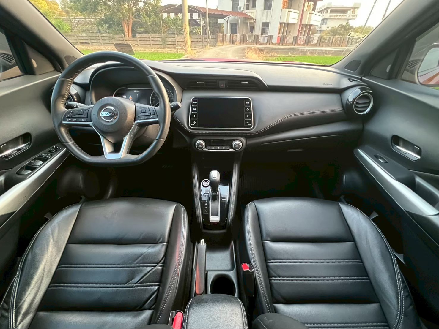 2019年NISSAN  Kicks 智行旗艦雙色滿配版 原廠保固中 原版實跑8萬多 優惠39.9萬  第15張相片