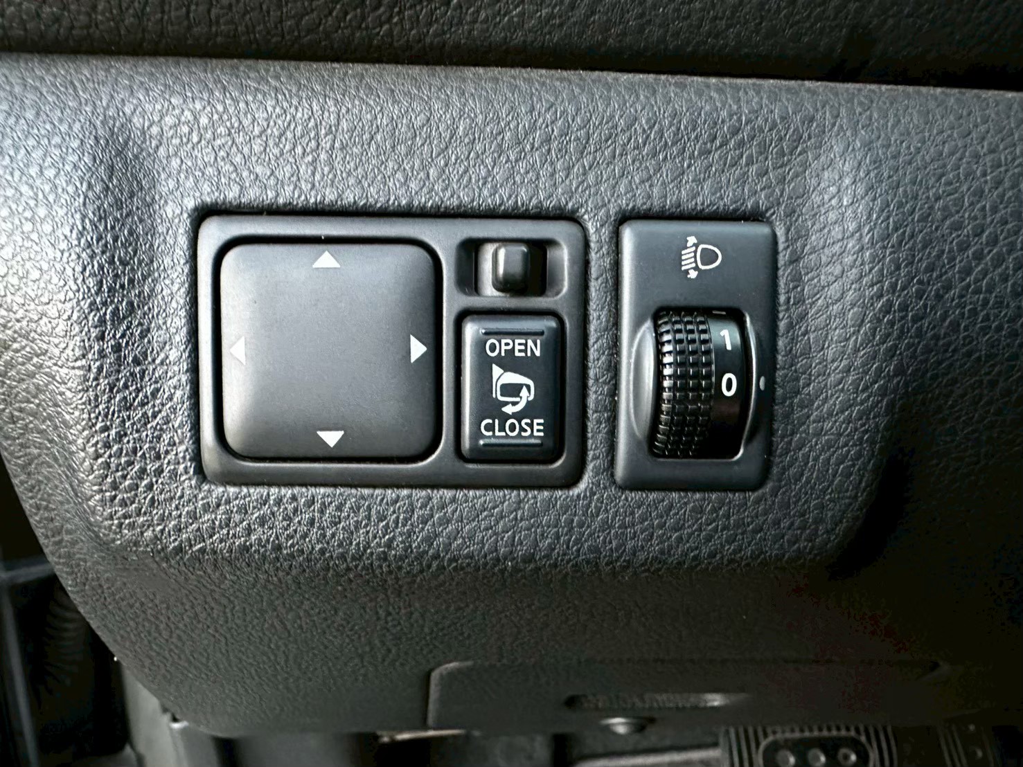 2012年NISSAN LIVINA頂級ikey 原版實跑12萬 優惠16.8萬  第8張相片