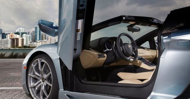 2017 Lamborghini Aventador Roadster LP 700-4  第10張相片