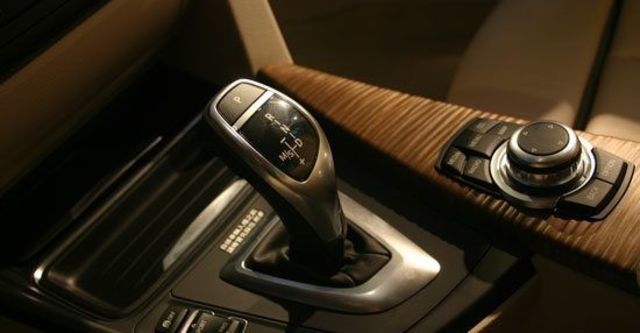 2013 BMW 3-Series Sedan 318d  第11張相片