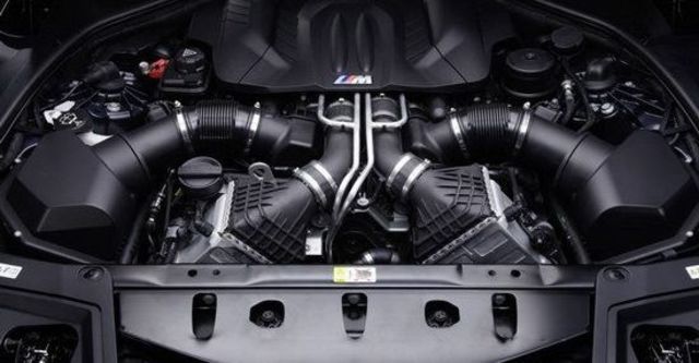 2012 BMW 5-Series Sedan M5  第10張相片
