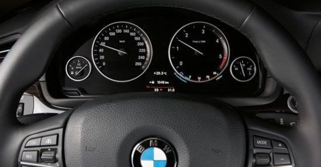 2011 BMW 5-Series Sedan 550i  第7張相片