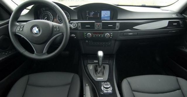 2010 BMW 3-Series Sedan 320i  第4張相片