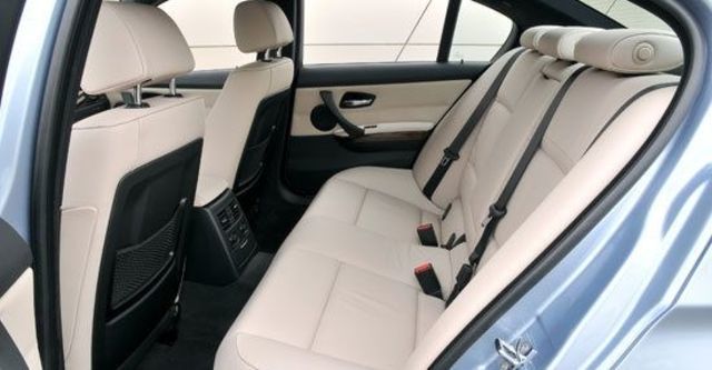 2010 BMW 3-Series Sedan 323i  第9張相片