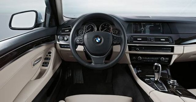 2010 BMW 5-Series Sedan 530d  第7張相片