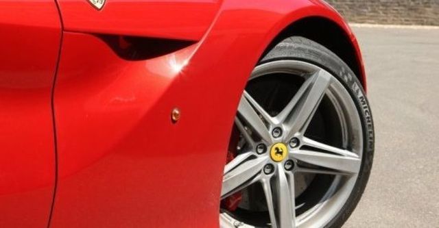 2013 Ferrari F12 Berlinetta V12  第8張相片