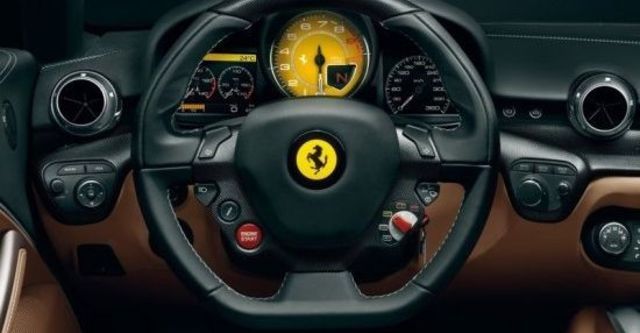 2013 Ferrari F12 Berlinetta V12  第10張相片