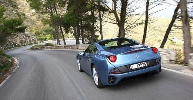 2010 Ferrari California 4.3  第7張相片