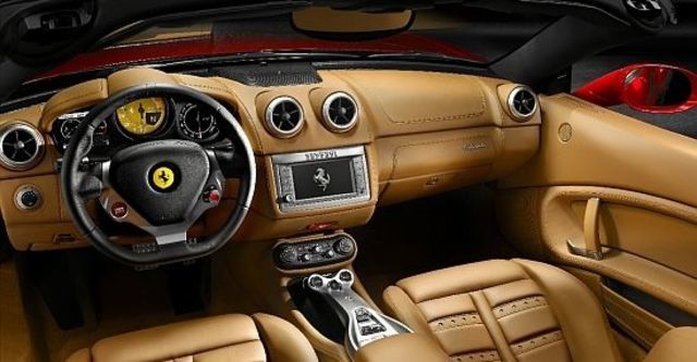 2010 Ferrari California 4.3  第8張相片