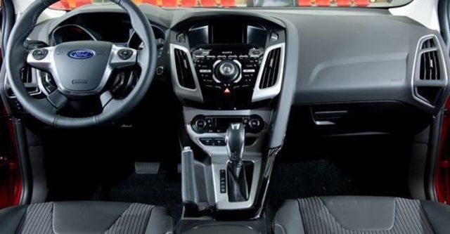 2013 Ford Focus 4D 1.6汽油時尚經典型  第8張相片