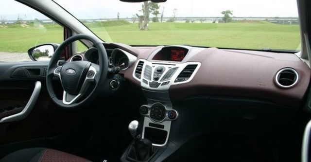 2012 Ford Fiesta 5D 1.6 Titanium運動版  第13張相片