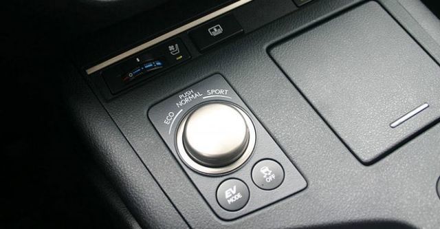 2015 Lexus ES 300h旗艦版  第7張相片