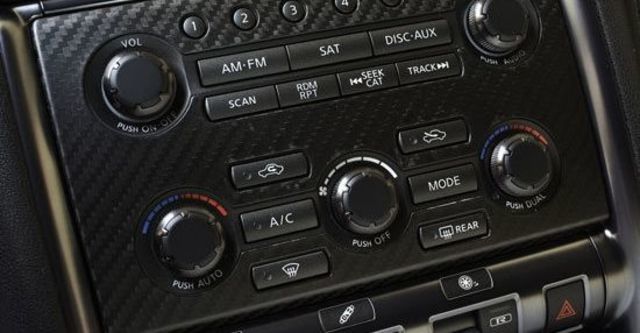 2011 Nissan GT-R Coupe  第11張相片