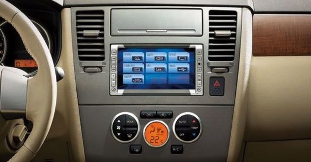 2011 Nissan Tiida 5D 1.8 P  第12張相片