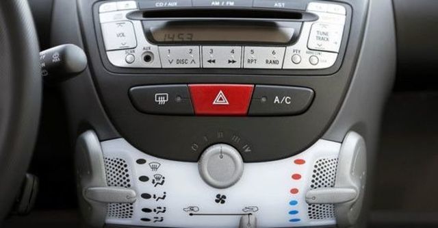 2010 Peugeot 107 羅浮經典版  第9張相片