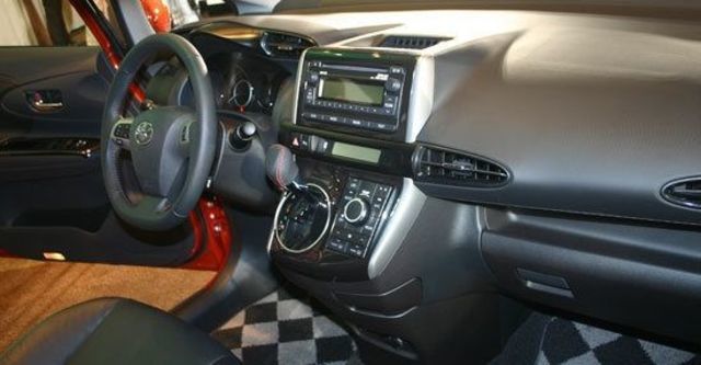 2013 Toyota Wish 2.0經典  第9張相片
