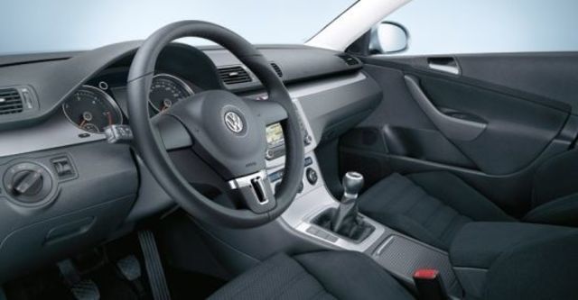 2010 Volkswagen Passat Sedan 2.0 TSI  第5張相片
