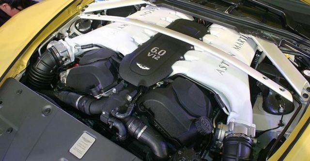 2016 Aston Martin Vantage V12 S  第10張相片