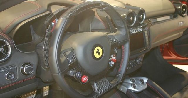 2016 Ferrari FF V12  第10張相片
