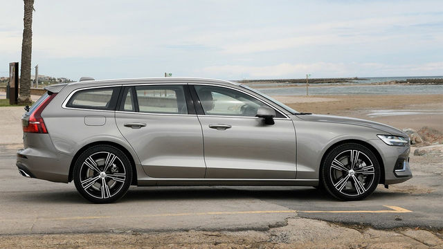 2023 Volvo V60 Plus B4  第2張相片