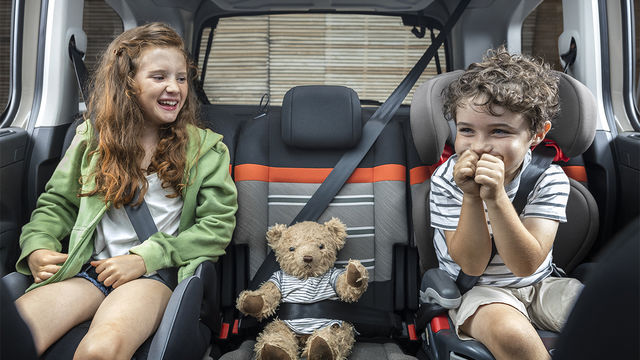 2023 Citroen Berlingo Feel M五人座Modutop全景玻璃車頂  第8張相片