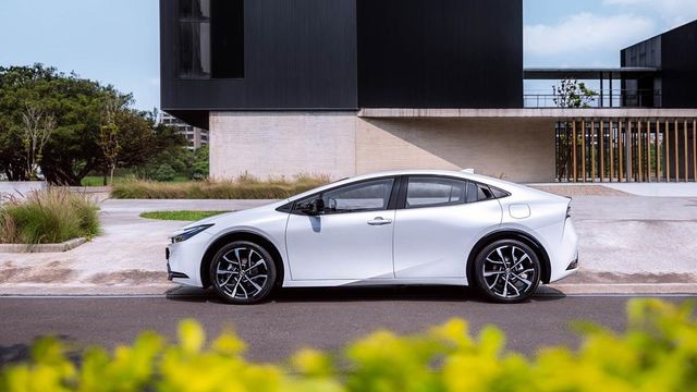 2023 Toyota Prius PHEV 2.0鉑金  第2張相片