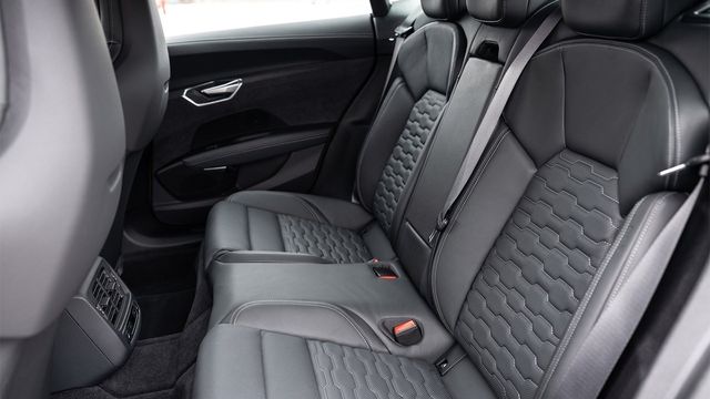 2024 Audi e-tron GT RS Carbon Edition  第10張相片
