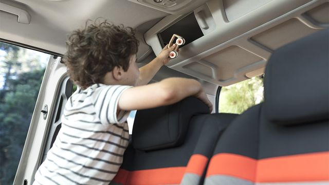 2024 Citroen Berlingo Feel M五人座Modutop全景玻璃車頂  第7張相片