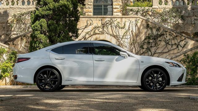2024 Lexus ES 300h F Sport Design  第3張相片