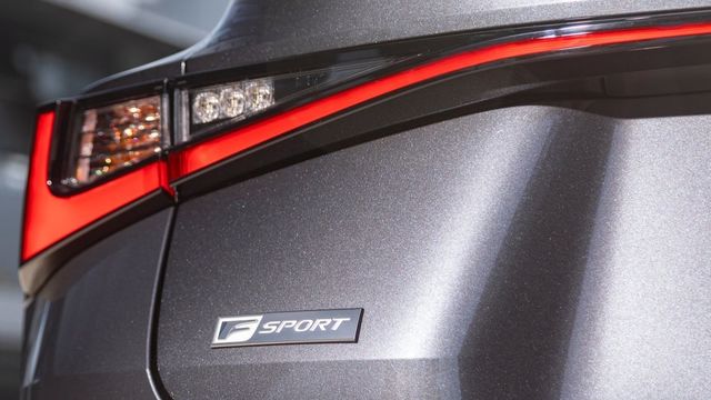 2025 Lexus IS 300h F Sport Mode Black IV版  第4張相片