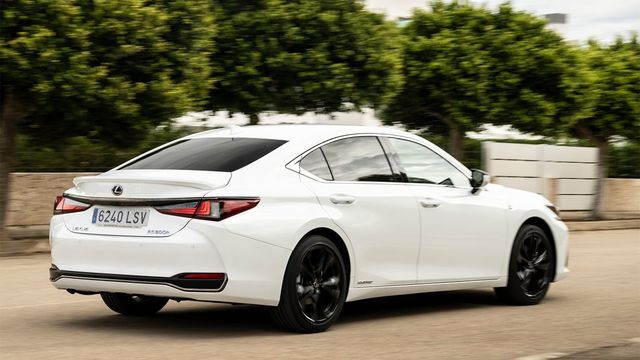 2025 Lexus ES 300h F Sport  第2張相片