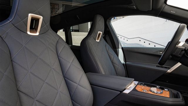 2025 BMW iX M60  第8張相片