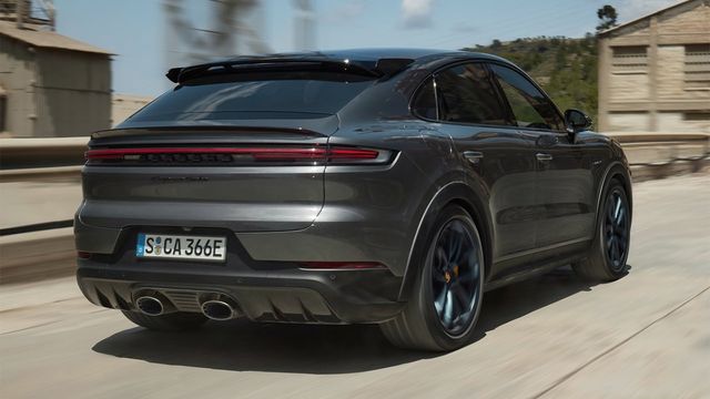 2025 Porsche Cayenne Coupe Turbo E-Hybrid with GT Package  第2張相片