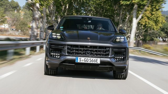 2025 Porsche Cayenne Coupe Turbo E-Hybrid with GT Package  第3張相片