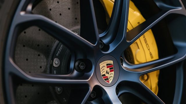 2025 Porsche Cayenne Coupe Turbo E-Hybrid with GT Package  第6張相片