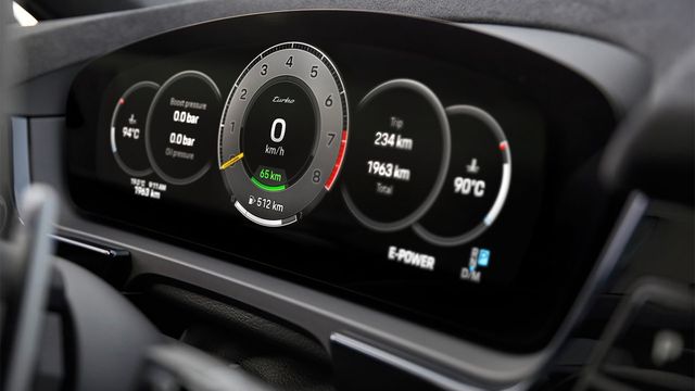 2025 Porsche Cayenne Coupe Turbo E-Hybrid with GT Package  第8張相片