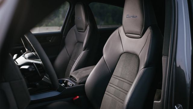 2025 Porsche Cayenne Coupe Turbo E-Hybrid with GT Package  第9張相片