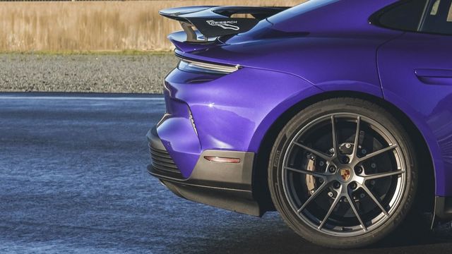 2025 Porsche Taycan Turbo GT with Weissach Package  第7張相片
