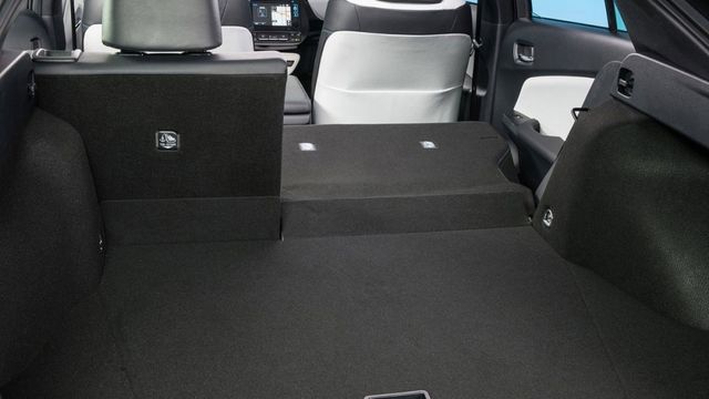 2019 Toyota Prius Hybrid 1.8  第9張相片