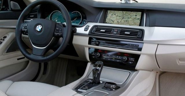 2017 BMW 5-Series Touring 520d  第7張相片