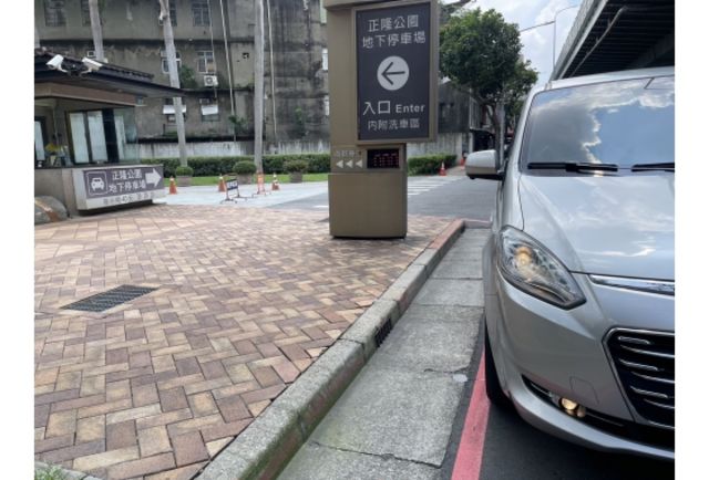 《原漆車 豪華型 SRSx4 環景 雙螢幕 電滑門 原廠保養》【保證實車實照實價】如有不實~整輛車送給您  第4張相片