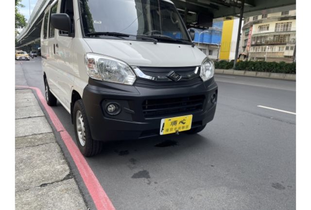 《原漆車 經典型 2+3人座 皮椅 僅駛5萬多公里 原廠保養保固》【保證實車實照實價】如有不實~整輛車送給您  第3張相片