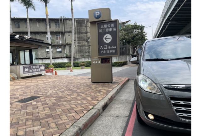 《原漆車 旗艦型 SRS 電滑門 天窗 僅駛10萬多公里》【保證實車實照實價】  第4張相片