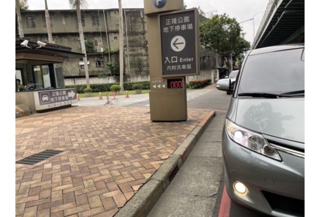 《全車原漆 豪華型 SRS 定速 電滑門 全景天窗》【保證實車實照實價】內外漂亮  第4張相片