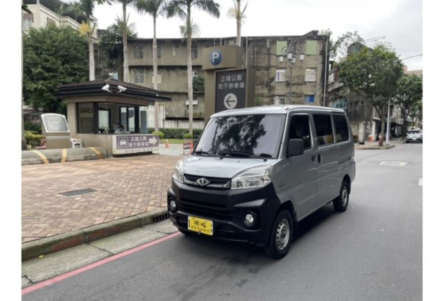 《原漆車 豪華型〈自排〉5人座 皮椅 定速 僅駛8萬公里 原廠保養》實車實照實價  第1張相片