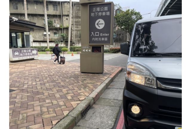 《原漆車 豪華型〈自排〉5人座 皮椅 定速 僅駛8萬公里 原廠保養》實車實照實價  第4張相片