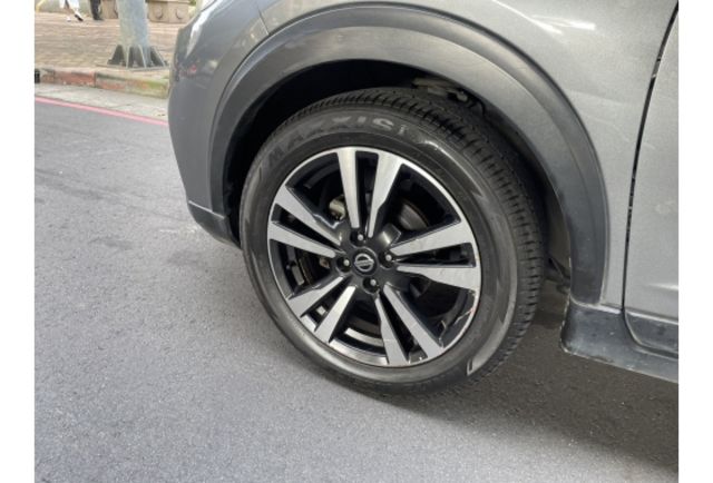 《原漆車 豪華型 SRSx6 安卓機 定速 恆溫》【保證實車實照實價】內外漂亮  第4張相片