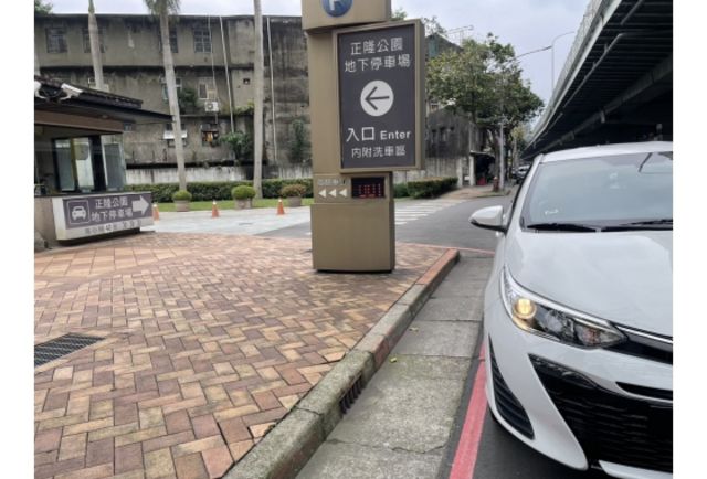 《原漆車 豪華型 SRSx2 螢幕 倒車顯影 僅駛7萬多公里》保證實車實照實價  第4張相片