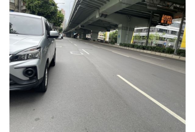 《原漆車 豪華型 SRSx2 皮椅 定速 中央冷氣 僅駛4萬多公里 原廠保養》【保證實車實照實價】如有不實~整輛車送給您  第4張相片