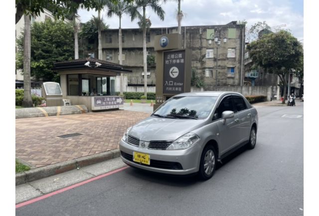 《原漆車 豪華型 皮椅 螢幕 僅駛4萬多公里》【保證實車實照實價】如有不實~整輛車送給您  第1張相片